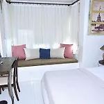 B House Otel *